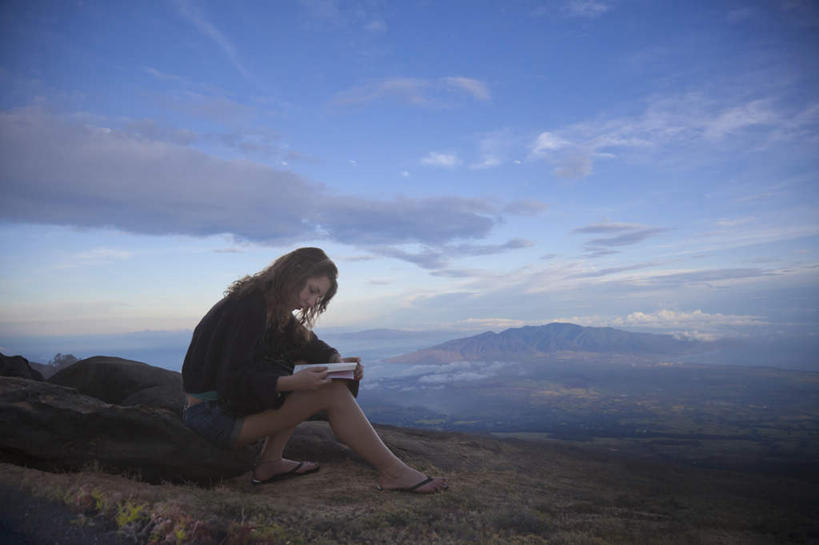 冲浪,西方人,一个人,公园,坐,室外,白天,侧面,旅游,度假,岛屿,石头,美景,日落,山,山脉,书籍,夏威夷,欧洲,美国,欧洲人,仅一个年轻女性,仅一个女性,仅一个人,一本,握,阴影,服装,光线,石子,影子,景观,山峰,晚霞,霞光,落日,山峦,背光,拿,拿着,注视,休闲装,娱乐,衣服,阳光,自然,黄昏,群山,观察,看,享受,休闲,休闲服,景色,彩霞,放松,握着,服饰,观看,察看,北美,北美洲,国家公园,关注,自然风光,美洲,逆光,沉积岩,夏威夷州,爱洛哈之州,北亚美利加洲,亚美利加洲,夕照,薄暮,水成岩,哈雷阿卡拉国家公园,年轻女性,女人,女性,白种人,书,图书,列岛,群岛,石块,岩石,诸岛,夕阳,坐着,彩图,全身,傍晚,毛伊岛,茂伊岛,茂宜岛,山谷之岛,斜阳