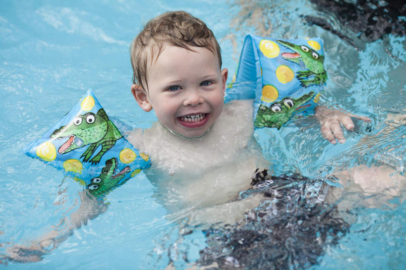 冲浪,游泳,西方人,儿童,一个人,体育馆,游泳池,笑,微笑,露齿笑,俯视,室外,白天,纯洁,水,欧洲,欧洲人,仅一个男性,仅一个人,救生圈,塑料,水池,水面,注视,泳池,裸露,小孩,塑料制品,游泳圈,观察,看,仅一个小孩,可爱,童年,童趣,充气,观看,察看,游泳馆,救生,关注,裸,童真,烂漫,无邪,泅水,天真,男孩,男人,男性,白种人,孩子,半身,彩图,高角度拍摄,浮圈,手臂浮圈,手臂圈,手臂游泳圈,男生