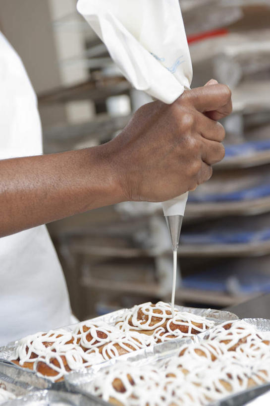蝶泳,点心,面包,西方人,手,一个人,商店,室内,特写,白天,侧面,工作服,制服,厨房,桌面,桌子,袋子,欧洲,非洲,黑人,欧洲人,仅一个女性,仅一个人,握,制作,朦胧,模糊,装饰,裱花袋,粉末,调料,食品,糖,面点,调味品,拿,调味料,拿着,加工,塑料袋,商铺,架子,食物,糕点,仅一个中年女性,手部,粉,握着,单手,面点师,烘焙师,糖粉,裱花枪,裱花,粉状,粉剂,市肆,商号,工作制服,面包店,女人,女性,中年女性,非洲人,半身,彩图,工作套服,灶间,店铺,糖类,肉桂面包,肉桂面包卷