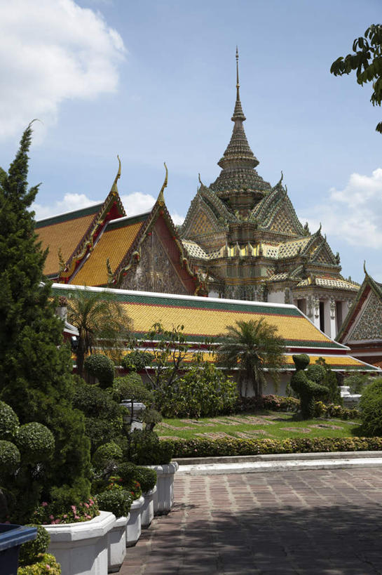 蝶泳,无人,室外,白天,正面,旅游,度假,草地,草坪,名胜古迹,植物,标志建筑,地标,建筑,曼谷,泰国,亚洲,阴影,遗迹,光线,影子,屋顶,云,云朵,首都,云彩,顶棚,古迹,文物,娱乐,建设,古建筑,草,树,树木,蓝色,绿色,白云,蓝天,天空,阳光,自然,天,享受,休闲,金色,旅游胜地,放松,东南亚,生长,晴朗,成长,古文明,泰王国,大皇宫,王宫,曼谷皇宫,晴空,彩图,皇宫