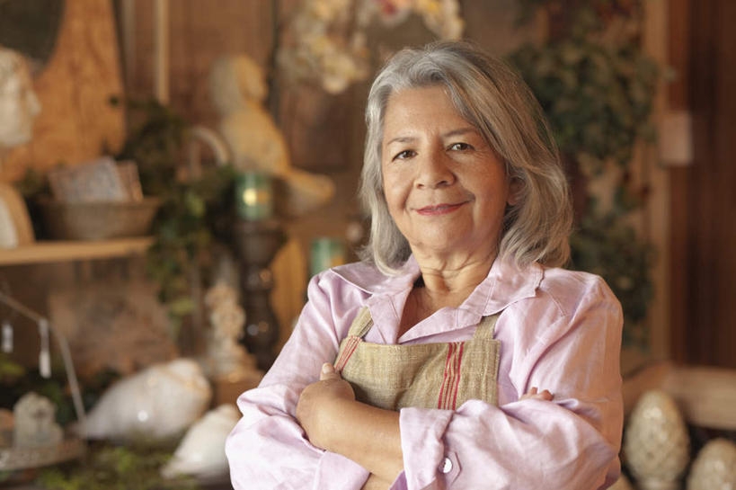 冲浪,西方人,一个人,店员,商店,站,笑,双手交叉,微笑,室内,白天,正面,植物,桌子,雕塑,欧洲,欧洲人,仅一个女性,仅一个人,阴影,服装,朦胧,模糊,艺术,装饰,反射,雕刻,雕像,盆栽,围裙,影子,墙,盆景,注视,休闲装,商铺,墙壁,墙面,衣服,绿色,自然,工艺品,观察,看,站着,营业员,休闲,休闲服,服饰,仅一个老年女性,生长,成长,古董,观看,纪念,美术,察看,石膏像,双手抱胸,关注,主题,陈列,功能,美学,市肆,商号,销售人员,老年女性,女人,女性,白种人,售货员,站立,半身,彩图,店铺,礼品店