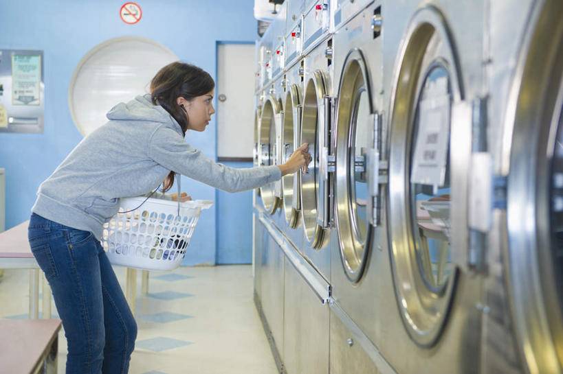 冲浪,西方人,一个人,站,室内,白天,侧面,欧洲,欧洲人,仅一个年轻女性,仅一个女性,仅一个人,一排,许多,弯腰,握,阴影,服装,裤子,整齐,反射,电器,篮子,影子,塑料,墙,注视,牛仔裤,休闲装,墙壁,墙面,排列,衣服,塑料制品,观察,看,站着,休闲,休闲服,握着,服饰,洗衣机,观看,察看,家电,家用电器,滚筒洗衣机,队列,关注,弯身,年轻女性,女人,女性,白种人,清洗,洗涤,站立,半身,彩图