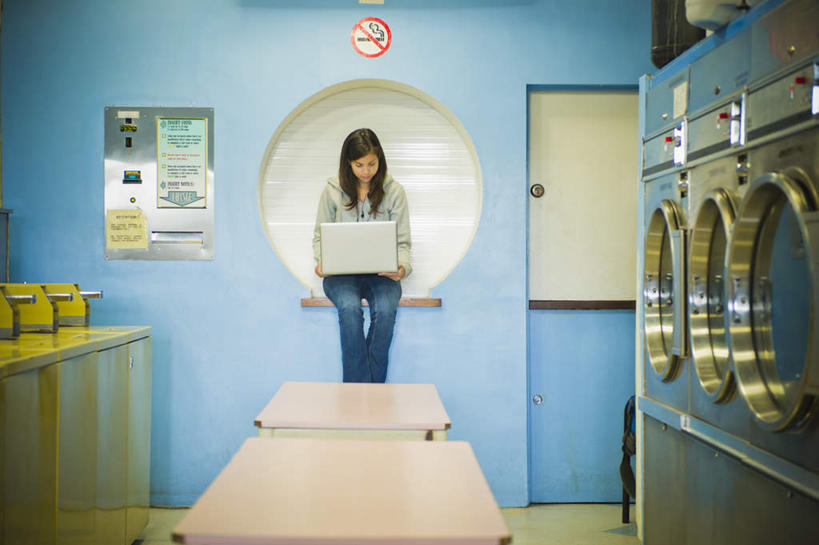 冲浪,西方人,一个人,坐,室内,白天,正面,电脑,笔记本电脑,欧洲,欧洲人,仅一个年轻女性,仅一个女性,仅一个人,许多,握,阴影,服装,裤子,反射,网络,电器,影子,墙,注视,牛仔裤,休闲装,通讯设备,墙壁,墙面,衣服,低头,观察,看,休闲,休闲服,握着,服饰,洗衣机,观看,一台,察看,无线,家电,家用电器,滚筒洗衣机,关注,通信设备,无线网络,无线上网,便携式电脑,手提电脑,年轻女性,女人,女性,白种人,清洗,洗涤,坐着,彩图,全身