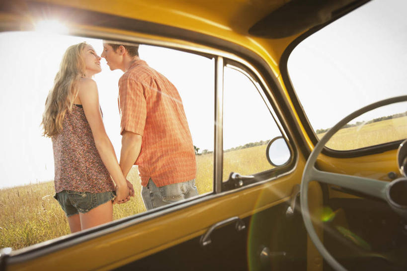 冲浪,西方人,两个人,站,闭眼,握手,吻,室内,白天,侧面,爱情,机器,仪器,窗户,汽车,鸟,欧洲,欧洲人,一辆,阴影,服装,光线,鸟类,影子,浪漫,休闲装,设备,玻璃窗,车,衣服,蓝色,蓝天,天空,阳光,车窗,方向盘,交通工具,轿车,天,驾驶,行驶,站着,休闲,温暖,温馨,休闲服,恩爱,恋人,服饰,晴朗,和睦,控制,雁,载具,万里无云,斑胁草雁,草雁,高地鹅,男人,男性,年轻男性,年轻女性,女人,女性,白种人,情侣,晴空,晴空万里,闭眼睛,闭着眼,闭着眼睛,搀手,接吻,拉手,亲,亲吻,亲嘴,手拉手,手握手,站立,半身,彩图,伴侣,融洽