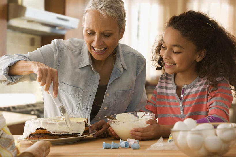 冲浪,点心,西方人,儿童,老年人,两个人,家庭,祖母,站,捧,笑,微笑,露齿笑,室内,白天,正面,下午茶,纯洁,窗户,桌面,桌子,玻璃,欧洲,非洲,黑人,欧洲人,握,服装,朦胧,模糊,木制,粉末,擀面杖,工具,蛋,鸡蛋,面粉,食品,甜点,甜品,刀具,拿,粮食,拿着,注视,休闲装,玻璃窗,玻璃制品,食物,糕点,小孩,衣服,木制品,容器,碗,甜食,奶油,低头,观察,看,站着,休闲,温暖,温馨,一家人,休闲服,粉,可爱,童年,童趣,握着,服饰,奶奶,观看,祖孙,储藏,农产品,和睦,察看,乳制品,储存,关注,刮刀,童真,烂漫,无邪,原材料,外婆,外孙女,外祖母,卵,粉状,激凌,克林姆,淇淋,天真,老年女性,女孩,女人,女性,非洲人,孩子,孙女,端,端着,捧着,手捧,站立,半身,彩图,橡皮刮刀,融洽,贮存,蛋糕,女生