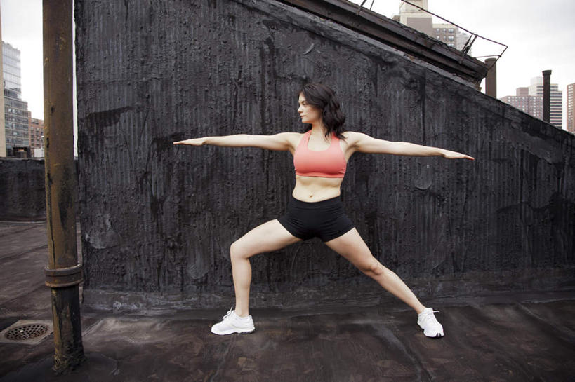 冲浪,西方人,一个人,高楼大厦,站,伸展双臂,室外,白天,正面,锻炼,瑜伽,运动,大厦,建筑,摩天大楼,欧洲,欧洲人,仅一个年轻女性,仅一个女性,仅一个人,服装,背心,墙,注视,墙壁,墙面,衣服,红色,黑色,观察,看,站着,养生,服饰,观看,张开双腿,察看,衣着,穿着,关注,衣饰,展开双腿,露脐装,体育,年轻女性,女人,女性,白种人,敞开双臂,伸开双臂,展开双肩,站立,张开手臂,张开双臂,彩图,全身,健身,大楼,高层建筑,高楼,摩天楼,勇士二式,勇士式,伸展双腿