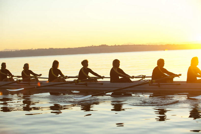 冲浪,划船,皮划艇,西方人,同事,坐,室外,白天,侧面,运动服,旅游,度假,成功,合作,团队,集体,信心,湖,湖泊,美景,日落,水,船,欧洲,华盛顿,美国,欧洲人,握,阴影,波纹,服装,光线,船桨,影子,地平线,湖面,景观,水流,水面,晚霞,霞光,落日,辽阔,地面,涟漪,许多人,背光,注视,娱乐,队伍,衣服,水纹,阳光,自然,黄昏,交通工具,波浪,湖水,观察,看,一群人,享受,休闲,广阔,景色,彩霞,放松,握着,服饰,观看,一望无际,察看,领导,北美,北美洲,衣着,成就,穿着,关注,自然风光,载具,延伸,美洲,合伙,领袖,逆光,华盛顿州,天地相交,水晕,常绿之州,常青州,北亚美利加洲,亚美利加洲,衣饰,无边无际,一马平川,荡舟,夕照,薄暮,班布里奇岛,女人,女性,中年女性,白种人,夕阳,坐着,半身,彩图,傍晚,斜阳,运动装