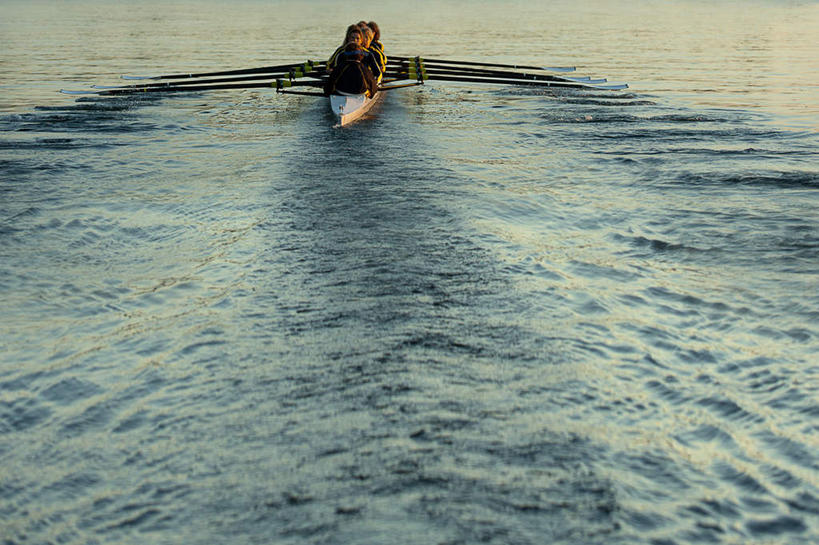 冲浪,划船,皮划艇,西方人,同事,坐,俯视,室外,白天,运动服,旅游,度假,成功,合作,团队,集体,信心,河流,美景,水,船,欧洲,华盛顿,美国,欧洲人,握,波纹,飞溅,服装,溅,船桨,液体,河水,景观,水滴,水流,许多人,注视,娱乐,队伍,水珠,衣服,水纹,自然,船尾波,交通工具,波浪,观察,看,一群人,享受,休闲,景色,放松,握着,服饰,观看,察看,领导,北美,北美洲,衣着,成就,穿着,关注,喷洒,自然风光,载具,美洲,合伙,领袖,华盛顿州,常绿之州,常青州,北亚美利加洲,亚美利加洲,衣饰,荡舟,班布里奇岛,女人,女性,中年女性,白种人,坐着,彩图,高角度拍摄,全身,运动装
