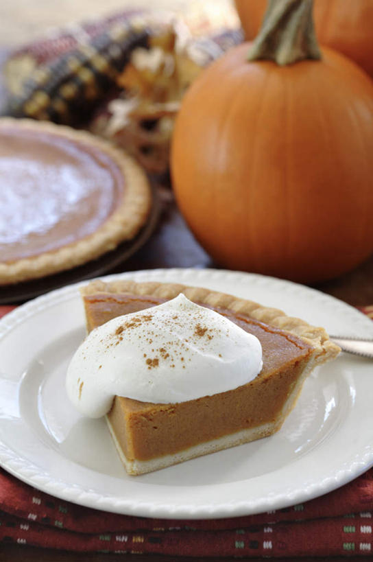 蝶泳,点心,面食,无人,俯视,室内,特写,白天,烹饪,西餐,桌面,桌子,南瓜,蔬菜,餐具,阴影,朦胧,模糊,新鲜,反射,木制,碟子,盘,影子,金瓜,料理,食品,面点,甜点,甜品,菜肴,美食,番瓜,食物,糕点,盘子,木制品,碟,甜食,奶油,西式,佳肴,有机食品,绿色食品,派,麦瓜,倭瓜,乳制品,激凌,克林姆,淇淋,南瓜派,彩图,高角度拍摄