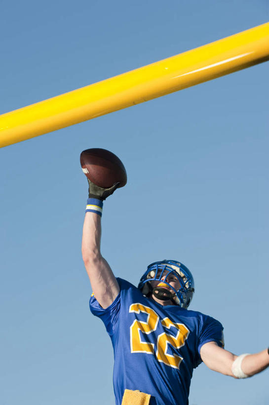 蝶泳,西方人,一个人,运动员,跳,举,室外,白天,仰视,运动服,锻炼,安全,成功,运动,合作,团队,信心,竞争,橄榄球,帽子,欧洲,欧洲人,仅一个男性,仅一个人,握,阴影,服装,光线,标志,数字,头盔,文字,影子,字符,防护,半空,速度,拿,拿着,注视,标识,运动器械,队伍,仅一个年轻男性,衣服,黄色,蓝色,蓝天,天空,阳光,安全帽,手套,天,观察,看,托,门柱,健身器械,力量,平衡,握着,阿拉伯数字,服饰,晴朗,观看,保护,协调,察看,衣着,成就,穿着,关注,保险,健身器材,橄榄球运动员,灵敏,合伙,柔韧,万里无云,保全,周全,安稳,安定,美式橄榄球,耐力,防护手套,衣饰,平安,体育,美式足球,男人,男性,年轻男性,白种人,晴空,晴空万里,体育运动员,运动选手,举起,举手,举着,跳跃,向上举,向上伸,向上托,半身,彩图,低角度拍摄,健身,运动器材,运动装