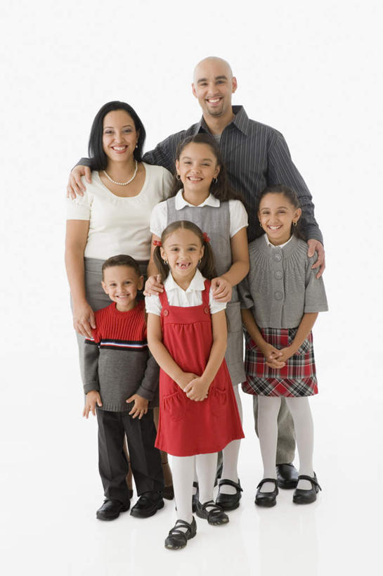 西方人,儿童,秃头,家庭,夫妻,母亲,父亲,女儿,儿子,站,笑,微笑,露齿笑,竖图,室内,白天,白色背景,正面,裙子,爱情,纯洁,欧洲,欧洲人,连衣裙,服装,许多人,浪漫,注视,休闲装,小孩,衣服,红色,观察,看,站着,一群人,休闲,温暖,温馨,父女,父子,母女,母子,一家人,休闲服,恩爱,父爱,可爱,母爱,童年,童趣,搭,恋人,摄影,服饰,影棚,观看,和睦,察看,搭着,关注,童真,烂漫,无邪,天真,男孩,男人,男性,年轻男性,年轻女性,女孩,女人,女性,白种人,孩子,年轻人,光头,无发,夫妇,情侣,站立,彩图,全身,影棚拍摄,拍摄,伴侣,融洽,男生,女生