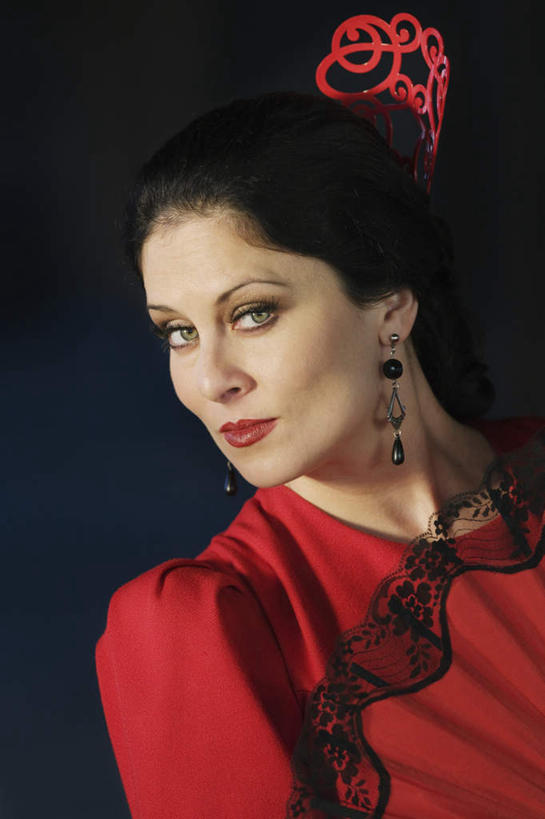 西方人,一个人,跳舞者,站,笑,微笑,竖图,室内,白天,正面,裙子,跳舞,热情,欧洲,欧洲人,仅一个女性,仅一个人,阴影,连衣裙,光线,影子,灯光,扭头,注视,装饰品,红色,耳环,饰品,首饰,观察,看,站着,转头,仅一个中年女性,激情,摄影,影棚,观看,察看,关注,舞姿,耳饰,豪情,狂热,女人,女性,中年女性,白种人,舞蹈家,舞蹈演员,舞者,站立,半身,彩图,影棚拍摄,拍摄,舞蹈,弗拉明戈,弗拉明戈舞