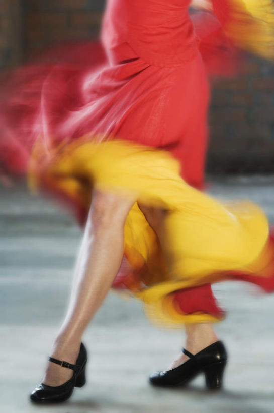 西方人,腿部,腿,一个人,跳舞者,站,竖图,室内,白天,正面,高跟鞋,裙子,时尚,跳舞,热情,鞋子,欧洲,欧洲人,仅一个女性,仅一个人,阴影,连衣裙,朦胧,模糊,反射,影子,红色,站着,仅一个中年女性,激情,时髦,舞姿,时兴,豪情,狂热,女人,女性,中年女性,白种人,舞蹈家,舞蹈演员,舞者,站立,半身,彩图,舞蹈,弗拉明戈,弗拉明戈舞