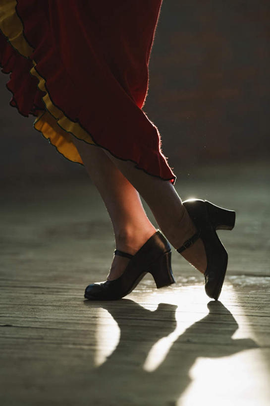 西方人,腿部,腿,一个人,跳舞者,站,竖图,室外,白天,侧面,高跟鞋,裙子,时尚,跳舞,热情,鞋子,欧洲,欧洲人,仅一个女性,仅一个人,阴影,连衣裙,反射,影子,红色,站着,仅一个中年女性,激情,时髦,舞姿,时兴,豪情,狂热,女人,女性,中年女性,白种人,舞蹈家,舞蹈演员,舞者,站立,半身,彩图,舞蹈,弗拉明戈,弗拉明戈舞