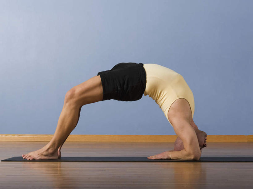 西方人,一个人,健身房,横图,室内,白天,侧面,地板,欧洲,欧洲人,仅一个男性,仅一个人,仅一个中年男性,撑,弯腰,服装,毯子,墙,地面,休闲装,光脚,木地板,墙壁,墙面,衣服,黄色,蓝色,瑜伽垫,垫子,休闲,赤脚,休闲服,服饰,撑着,瑜伽毯,弯身,男人,男性,中年男性,白种人,彩图,全身,健身馆