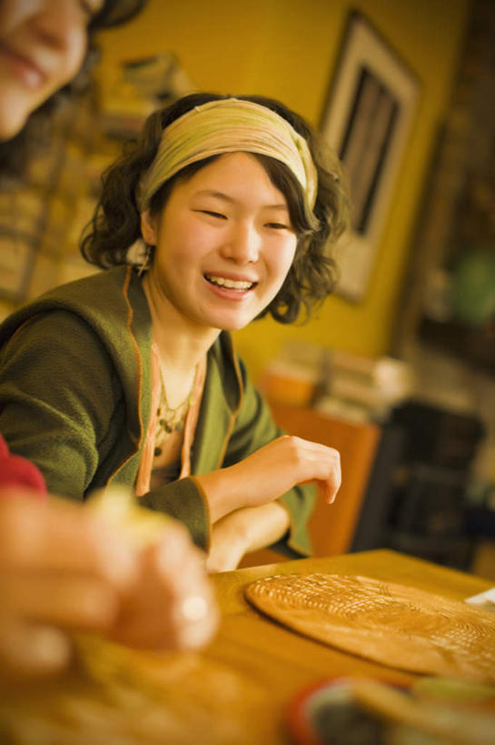 东方人,两个人,伙伴,朋友,坐,笑,微笑,露齿笑,竖图,室内,白天,正面,友谊,餐桌,桌子,餐具,亚洲,握,服装,朦胧,模糊,昆虫,蚕,碟子,盘,束发带,拿,拿着,注视,休闲装,黄种人,装饰品,衣服,动物,盘子,耳环,饰品,首饰,碟,观察,看,休闲,休闲服,握着,服饰,餐台,观看,察看,关注,益虫,耳饰,家蚕,蚕宝宝,桑蚕,友情,年轻女性,女人,女性,亚洲人,坐着,半身,彩图