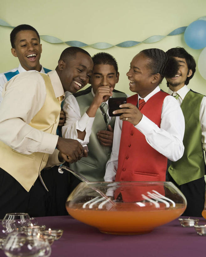 果汁,西方人,伙伴,朋友,站,笑,微笑,露齿笑,竖图,室内,白天,正面,衬衫,西装,友谊,餐桌,桌子,杯子,欧洲,非洲,黑人,欧洲人,五个人,握,套装,正装,调味,香料,佐料,领带,酒类,饮品,许多人,拿,拿着,注视,职业装,玻璃制品,酒,饮料,水杯,观察,看,站着,一群人,握着,餐台,观看,配料,察看,象征,庄重,关注,可口,身份,作料,正式,地位,潘趣酒,适口,友情,男人,男性,年轻男性,白种人,非洲人,玻璃杯,站立,半身,彩图,衬衣