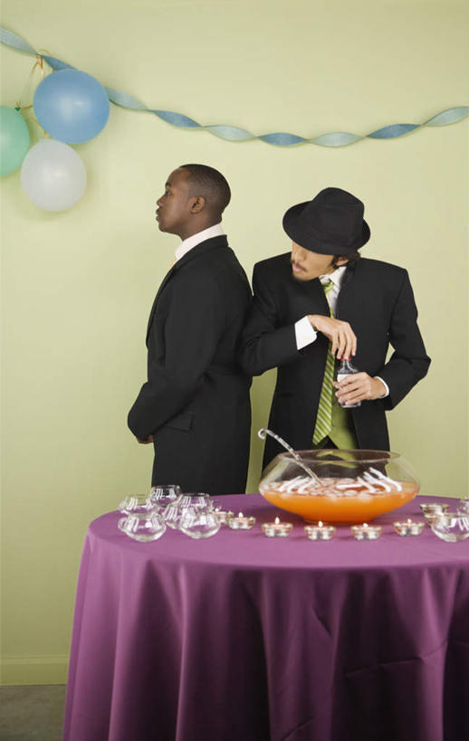 果汁,西方人,两个人,伙伴,朋友,站,竖图,室内,白天,正面,衬衫,西装,游戏,友谊,餐桌,桌子,杯子,帽子,玩具,欧洲,非洲,黑人,欧洲人,握,套装,正装,装饰,布料,丝绸,丝带,塑料,调味,香料,佐料,缎带,领带,酒类,饮品,拿,玩,布纹,拿着,注视,职业装,礼帽,娱乐,绸带,酒,桌布,饮料,餐巾,气球,水杯,塑料制品,台布,观察,看,站着,休闲,充气玩具,橡胶,益智,握着,餐台,观看,活动,华丽,修饰,点缀,配料,察看,象征,庄重,发泄,关注,可口,消遣,智力,身份,盗窃,偷窃,橡胶制品,宣泄,作料,衬托,美观,雅致,雅观,正式,地位,潘趣酒,偷盗,适口,友情,年轻女性,女人,女性,白种人,非洲人,茶杯,玩耍,嬉戏,站立,彩图,全身,衬衣