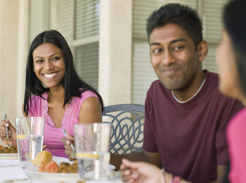 三个人,家庭,母亲,女儿,儿子,坐,笑,微笑,露齿笑,横图,室外,白天,正面,水,桌面,桌子,杯子,亚洲,服装,朦胧,模糊,木制,液体,注视,休闲装,饮用水,玻璃制品,衣服,木制品,水杯,矿泉水,观察,看,休闲,温暖,温馨,母女,母子,一家人,休闲服,母爱,服饰,观看,和睦,察看,关注,蒸馏水,男人,男性,年轻男性,年轻女性,女人,女性,中年女性,亚洲人,印度人,玻璃杯,坐着,半身,彩图,融洽