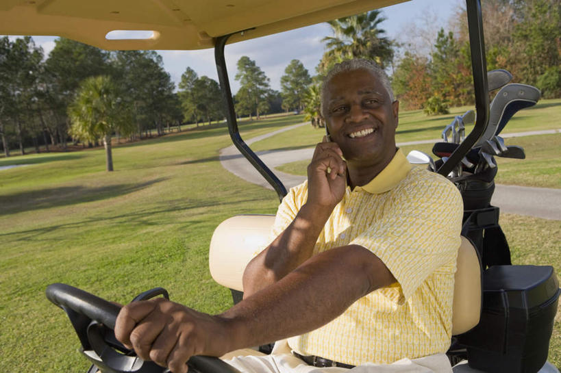 西方人,一个人,坐,笑,说,打电话,微笑,露齿笑,横图,室外,白天,正面,锻炼,旅游,度假,讨论,运动,草地,草坪,植物,电话,手机,欧洲,非洲,黑人,欧洲人,仅一个男性,仅一个人,仅一个中年男性,握,阴影,服装,光线,高尔夫,高尔夫球,影子,球场,拿,听,拿着,注视,休闲装,娱乐,通讯设备,高尔夫球场,草,树,树木,衣服,蓝色,绿色,蓝天,天空,阳光,自然,交通工具,天,观察,看,享受,休闲,休闲服,放松,握着,服饰,生长,晴朗,成长,观看,察看,高尔夫球杆,关注,载具,室外运动,高尔夫车,绿茵场,户外运动,高尔夫运动,高尔夫球具,高尔夫球车,高尔夫观光车,高尔夫用品,万里无云,一部,交流,男人,男性,中年男性,非洲人,晴空,晴空万里,沟通,讲话,交谈,商讨,说话,谈话,通话,坐着,半身,彩图,健身