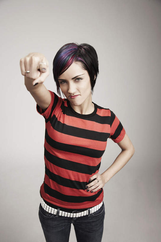 西方人,一个人,站,举,竖图,室内,白天,白色背景,正面,欧洲,欧洲人,仅一个年轻女性,仅一个女性,仅一个人,指,服装,注视,休闲装,方向,手叉腰,装饰品,衣服,饰品,首饰,叉腰,观察,看,手势,托,站着,休闲,休闲服,摄影,服饰,影棚,观看,察看,指向,食指,关注,唇钉,年轻女性,女人,女性,白种人,举起,举手,举着,向上举,向上伸,向上托,站立,半身,彩图,影棚拍摄,拍摄