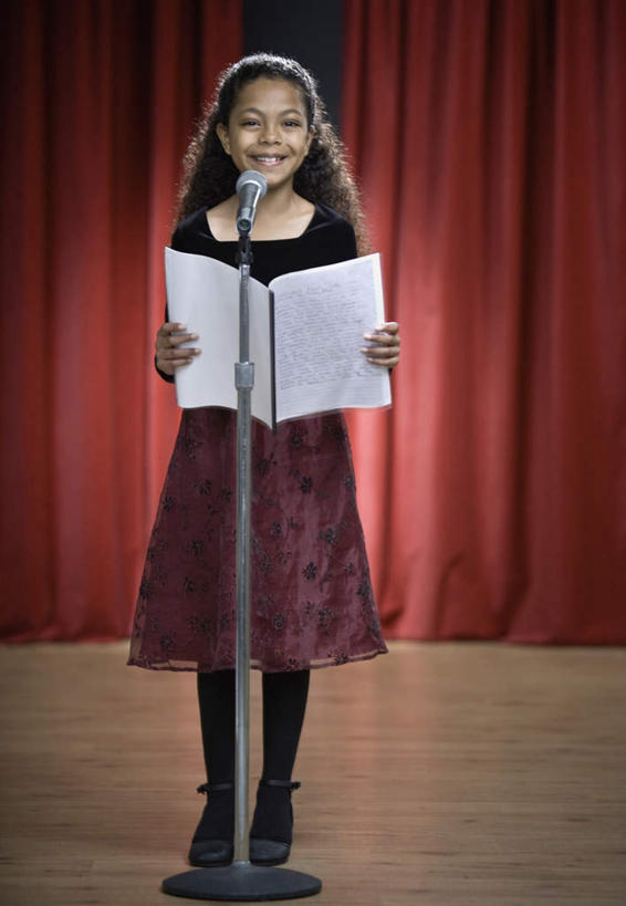 西方人,儿童,一个人,站,笑,微笑,露齿笑,竖图,室内,白天,正面,裙子,纯洁,欧洲,非洲,黑人,欧洲人,仅一个女性,仅一个人,握,阴影,连衣裙,光线,影子,纸,灯光,拿,拿着,注视,小孩,红色,话筒,观察,看,站着,仅一个小孩,可爱,童年,童趣,握着,帷幕,观看,察看,麦克风,关注,扩音器,帷幔,幕布,幕帘,传声器,童真,烂漫,无邪,朗读,朗诵,微音器,帷幔布,天真,女孩,女人,女性,非洲人,孩子,站立,彩图,全身,女生