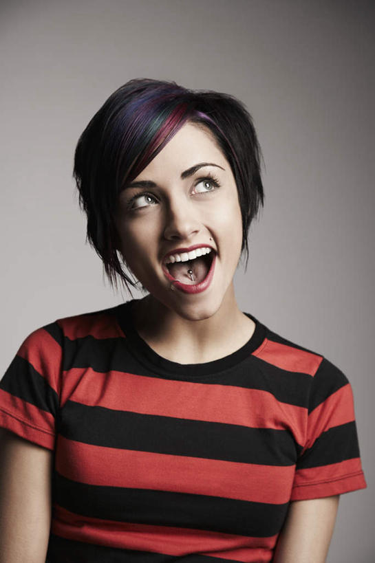 西方人,一个人,笑,微笑,露齿笑,竖图,室内,白天,正面,欧洲,欧洲人,仅一个年轻女性,仅一个女性,仅一个人,灰色背景,服装,注视,休闲装,装饰品,衣服,饰品,首饰,观察,看,休闲,休闲服,摄影,服饰,影棚,观看,察看,关注,唇钉,年轻女性,女人,女性,白种人,半身,彩图,影棚拍摄,拍摄