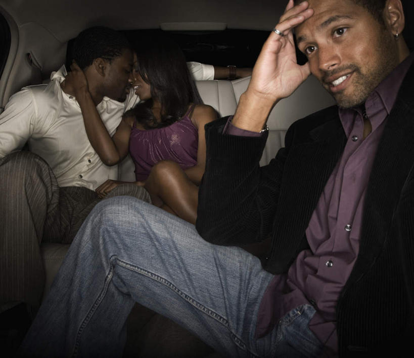 西方人,三个人,伙伴,朋友,坐,横图,室内,夜晚,正面,衬衫,裙子,西装,爱情,友谊,汽车,欧洲,非洲,黑人,欧洲人,一辆,阴影,连衣裙,套装,正装,反射,影子,浪漫,注视,职业装,相视,车,交通工具,轿车,观察,看,温暖,温馨,面对面,恩爱,诱惑,遮,遮掩,恋人,观看,对视,勾引,和睦,察看,掩盖,互视,遮挡,关注,载具,相对,遮盖,相看,掩饰,引诱,蛊惑,友情,男人,男性,年轻男性,年轻女性,女人,女性,非洲人,情侣,坐着,半身,彩图,衬衣,伴侣,融洽