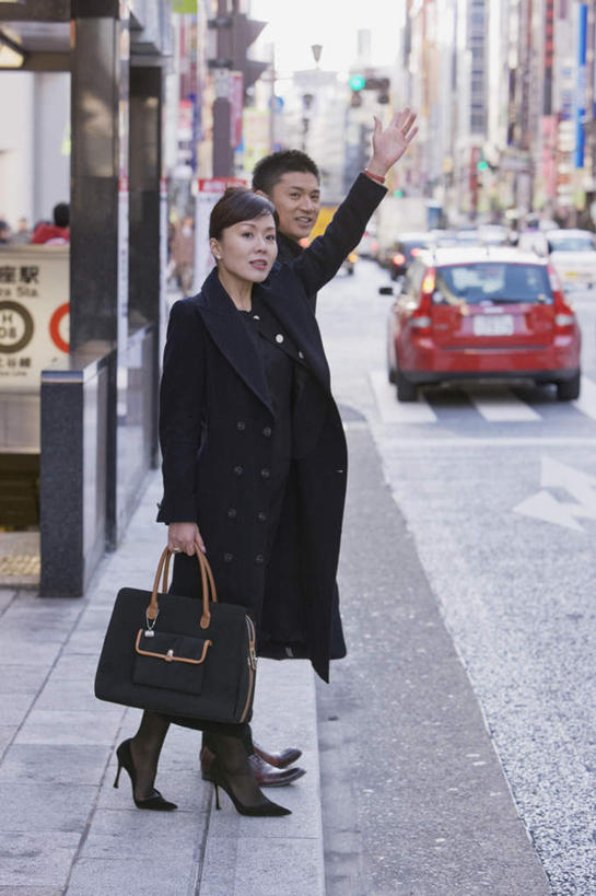 东方人,两个人,同事,商务人士,商务男性,商务女性,站,举,竖图,室外,白天,侧面,衬衫,成功,合作,团队,集体,信心,道路,路,公路,汽车,亚洲,一辆,阴影,套装,光线,包,皮包,影子,交通,注视,黄种人,队伍,车,红色,黑色,阳光,交通工具,轿车,观察,看,托,站着,阻挡,观看,单肩包,察看,领导,成就,关注,载具,商务装,合伙,领袖,工薪阶层,阻拦,拦截,拦挡,男人,男性,女人,女性,中年男性,中年女性,亚洲人,白领,上班族,马路,举起,举手,举着,向上举,向上伸,向上托,站立,彩图,全身,衬衣