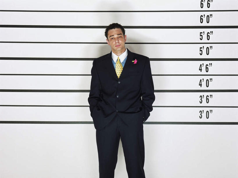 西方人,一个人,商务人士,商务男性,警察局,站,横图,室内,白天,正面,衬衫,欧洲,欧洲人,仅一个男性,仅一个人,仅一个中年男性,套装,标志,数字,文字,字符,墙,领带,注视,标识,墙壁,墙面,白色,观察,看,站着,阿拉伯数字,观看,察看,双手插袋,象征,庄重,关注,商务装,身份,手插袋,工薪阶层,双手抄兜,双手放兜,正式,地位,男人,男性,中年男性,白种人,白领,上班族,插兜,两手抄兜,两手放兜,手插兜,手放口袋,站立,半身,彩图,衬衣,警局,手抄兜