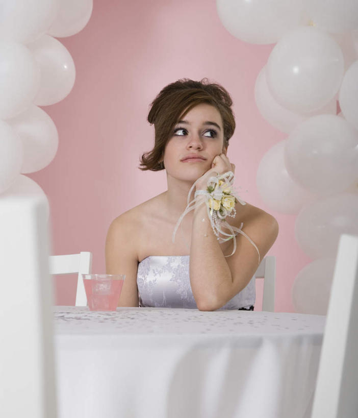 西方人,一个人,坐,竖图,室内,白天,正面,裙子,桌子,珠宝,欧洲,欧洲人,仅一个年轻女性,仅一个女性,仅一个人,撑,阴影,连衣裙,装饰,反射,影子,塑料,胸花,托腮,注视,白色,抹胸,气球,饰品,塑料制品,观察,看,托,橡胶,观看,胸针,华丽,修饰,点缀,察看,关注,托下巴,橡胶制品,配饰,衬托,美观,雅致,雅观,抹胸裙,年轻女性,女人,女性,白种人,坐着,半身,彩图