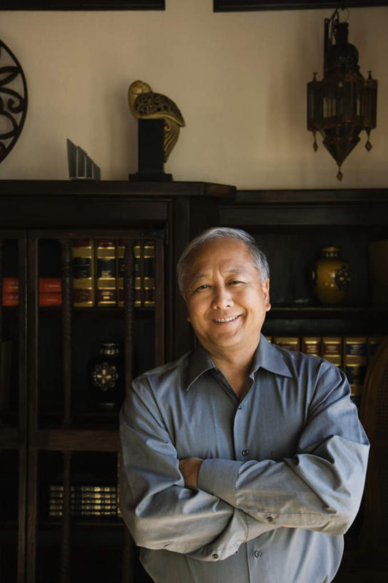 东方人,一个人,站,笑,双手交叉,微笑,露齿笑,竖图,室内,白天,正面,书籍,亚洲,仅一个男性,仅一个人,仅一个中年男性,许多,服装,时间,时钟,墙,计时,注视,休闲装,黄种人,墙壁,墙面,衣服,白色,书柜,钟表,观察,看,站着,休闲,休闲服,表,书橱,服饰,观看,察看,双手抱胸,关注,布谷鸟钟,咕咕钟,男人,男性,中年男性,亚洲人,书,图书,钟,站立,半身,彩图