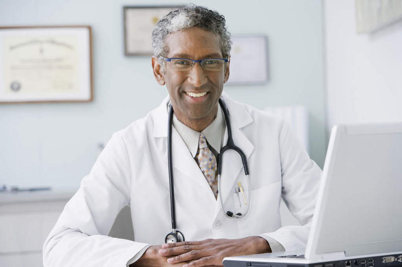 西方人,一个人,医生,医院,坐,笑,微笑,露齿笑,横图,室内,白天,正面,工作服,制服,成功,胜利,电脑,笔记本电脑,欧洲,非洲,黑人,欧洲人,仅一个男性,仅一个人,仅一个中年男性,网络,眼镜,墙,注视,通讯设备,墙壁,墙面,听诊器,观察,看,医护人员,医疗人员,光彩,观看,察看,医疗设备,无线,证书,关注,医疗器械,通信设备,无线网络,荣誉,医疗工具,近视眼镜,无线上网,便携式电脑,医疗机构,荣耀,工作制服,检测工具,光荣,手提电脑,男人,男性,中年男性,非洲人,大夫,坐着,半身,彩图,工作套服,病院,诊所,获奖证书,荣誉证书