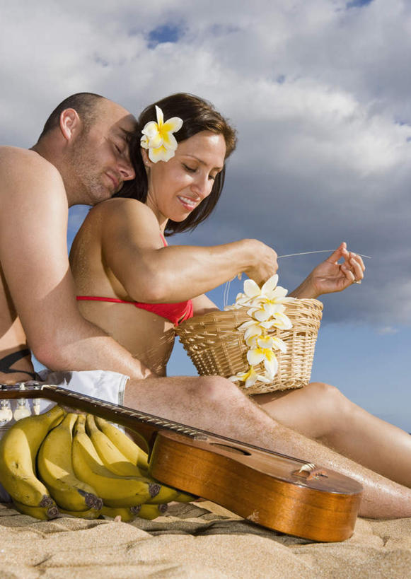 西方人,两个人,家庭,夫妻,坐,闭眼,笑,交叉,微笑,露齿笑,竖图,室外,白天,仰视,泳装,比基尼,爱情,纯洁,沙滩,竹子,欧洲,欧洲人,握,阴影,竹制,装饰,编织,光线,篮子,沙子,影子,海岸,云,云朵,吉他,乐器,弦乐器,沙地,浪漫,美丽,拿,云彩,拿着,依偎,蓝色,白云,蓝天,天空,阳光,竹篮,天,靠,靠着,倚靠,温暖,温馨,一家人,恩爱,握着,恋人,晴朗,竹条,华丽,修饰,交织,点缀,和睦,竹制品,倚着,庄重,弹拨弦鸣乐器,含蓄,高洁,依附,依赖,投靠,衬托,美观,雅致,雅观,含笑花,含笑梅,香蕉花,矜持,穿插,唐黄心树,男人,男性,年轻女性,女人,女性,中年男性,白种人,年轻人,夫妇,情侣,海滩,晴空,闭眼睛,闭着眼,闭着眼睛,坐着,半身,彩图,低角度拍摄,三点式,泳衣,伴侣,融洽,弹拨弦乐器