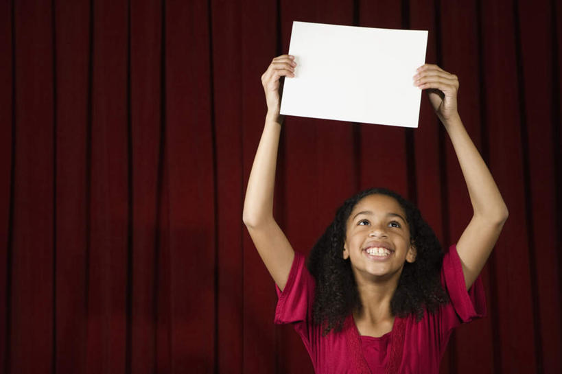 西方人,儿童,一个人,舞台,站,举,笑,微笑,露齿笑,横图,室内,白天,正面,纯洁,成功,胜利,欧洲,欧洲人,仅一个女性,仅一个人,握,服装,拿,拿着,注视,休闲装,小孩,衣服,红色,观察,看,托,站着,仅一个小孩,休闲,休闲服,光彩,可爱,童年,童趣,握着,服饰,帷幕,观看,察看,证书,关注,帷幔,幕布,荣誉,幕帘,童真,烂漫,无邪,荣耀,帷幔布,光荣,天真,女孩,女人,女性,白种人,孩子,表演台,举起,举手,举着,向上举,向上伸,向上托,站立,半身,彩图,获奖证书,荣誉证书,女生