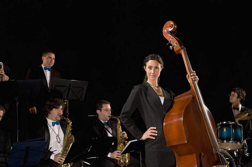 西方人,伙伴,朋友,音乐家,站,坐,横图,室内,白天,正面,衬衫,西装,友谊,合作,团队,欧洲,欧洲人,握,套装,正装,领结,乐器,铜管乐器,弦乐器,小号,许多人,吹奏,拿,演奏,拿着,职业装,手叉腰,叉腰,站着,一群人,战略,握着,象征,庄重,弓拉弦乐器,弓拉弦鸣乐器,铜管,身份,联合,合谋,正式,地位,低音提琴,倍大提琴,擦奏弦鸣乐器,配合,协作,男人,男性,年轻男性,年轻女性,女人,女性,中年男性,中年女性,白种人,乐师,演奏家,音乐工作者,作曲家,站立,坐着,半身,彩图,衬衣