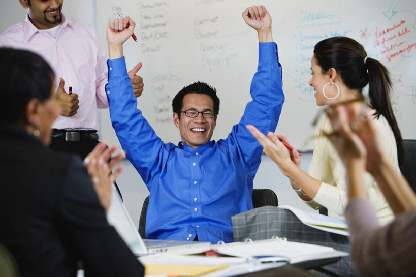 东方人,西方人,背部,同事,商务人士,商务男性,商务女性,办公室,站,坐,举,笑,微笑,露齿笑,横图,室内,白天,正面,衬衫,成功,合作,团队,集体,信心,家具,桌子,椅子,欧洲,非洲,黑人,欧洲人,亚洲,五个人,握,套装,英文,笔,标志,材料,档案,文件,文字,眼镜,纸,字符,字母,办公桌,办公用品,许多人,拿,拿着,注视,黄种人,鼓励,标识,队伍,水笔,文具,白板,会议椅,手稿,学习用品,资料,观察,加油,看,手势,托,握拳,站着,一群人,打气,握着,观看,英文字母,办公椅,文具用品,证明,察看,领导,成就,关注,鼓舞,文档,商务装,记录板,合伙,领袖,近视眼镜,工薪阶层,记事板,办公家具,商务椅,培训椅,男人,男性,年轻男性,年轻女性,女人,女性,中年男性,中年女性,白种人,非洲人,亚洲人,印度人,白领,上班族,举起,举手,举着,向上举,向上伸,向上托,站立,坐着,半身,彩图,衬衣