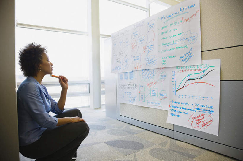 西方人,一个人,商务人士,商务女性,蹲,横图,室内,白天,侧面,窗户,落地窗,欧洲,非洲,黑人,欧洲人,仅一个女性,仅一个人,撑,套装,分析,图形,墙,走道,走廊,过道,系统,托腮,注视,玻璃窗,墙壁,墙面,白板,观察,看,托,仅一个中年女性,观看,察看,关注,托下巴,商务装,记录板,工薪阶层,记事板,方法,思路,框图,流程图,算法,女人,女性,中年女性,非洲人,白领,上班族,蹲着,半身,彩图