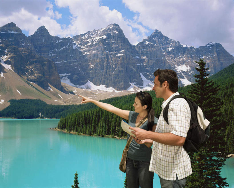 东方人,西方人,两个人,家庭,夫妻,站,横图,室外,白天,侧面,爱情,旅游,度假,湖,湖泊,石头,美景,森林,山,树林,水,雪,雪山,植物,大雪,道路,地图,欧洲,加拿大,欧洲人,亚洲,握,指,阴影,服装,光线,信息,包,石子,影子,冰,湖面,积雪,景观,山峰,水流,水面,雪景,云,云朵,冬季,冬天,交通,山峦,浪漫,拿,云彩,旅行包,拿着,注视,休闲装,黄种人,方向,娱乐,树,树木,衣服,蓝色,绿色,白云,蓝天,天空,阳光,自然,背包,湖水,天,观察,看,手势,站着,享受,休闲,温暖,温馨,一家人,休闲服,景色,恩爱,放松,寒冷,握着,恋人,服饰,生长,晴朗,成长,观看,引导,指引,和睦,察看,冰冷,北美,北美洲,国家公园,指向,食指,关注,自然风光,美洲,阿尔伯塔省,班夫国家公园,冰川湖,阿尔伯塔,北亚美利加洲,亚美利加洲,严寒,旅游包,冰凉,酷寒,凛冽,凛凛,极冷,艾伯塔,艾伯塔省,男人,男性,年轻女性,女人,女性,中年男性,白种人,亚洲人,年轻人,夫妇,情侣,石块,岩石,晴空,站立,半身,彩图,伴侣,融洽,导航,双肩包,梦莲湖