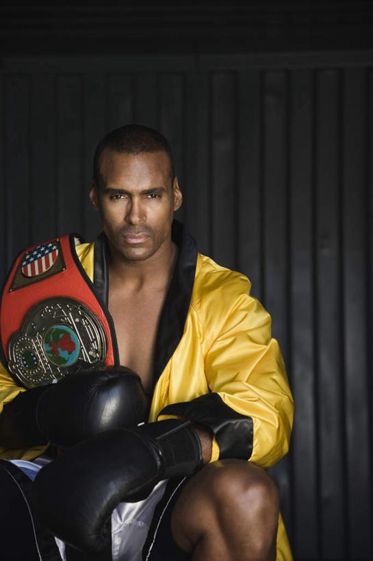 西方人,一个人,拳击手,坐,笑,微笑,露齿笑,竖图,室内,白天,正面,锻炼,安全,比赛,运动,拳击,欧洲,非洲,黑人,欧洲人,仅一个男性,仅一个人,仅一个中年男性,阴影,光线,影子,灯光,防护,拳击手套,注视,运动器械,手套,观察,看,披风,健身器械,观看,保护,察看,关注,保险,健身器材,保全,周全,安稳,安定,防护手套,平安,体育,男人,男性,中年男性,非洲人,拳击家,拳击运动员,坐着,半身,彩图,健身,比赛披风,出场服,拳击出场服,拳击披风,拳击战袍,武术战袍,战袍,运动器材