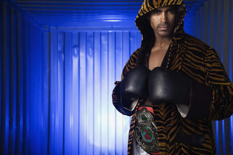 西方人,一个人,拳击手,站,横图,室内,白天,正面,锻炼,安全,比赛,运动,拳击,欧洲,非洲,黑人,欧洲人,仅一个男性,仅一个人,仅一个中年男性,阴影,光线,影子,灯光,防护,拳击手套,注视,运动器械,手套,观察,看,站着,披风,健身器械,观看,保护,察看,关注,保险,健身器材,保全,周全,安稳,安定,防护手套,平安,体育,男人,男性,中年男性,非洲人,拳击家,拳击运动员,站立,半身,彩图,健身,比赛披风,出场服,拳击出场服,拳击披风,拳击战袍,武术战袍,战袍,运动器材