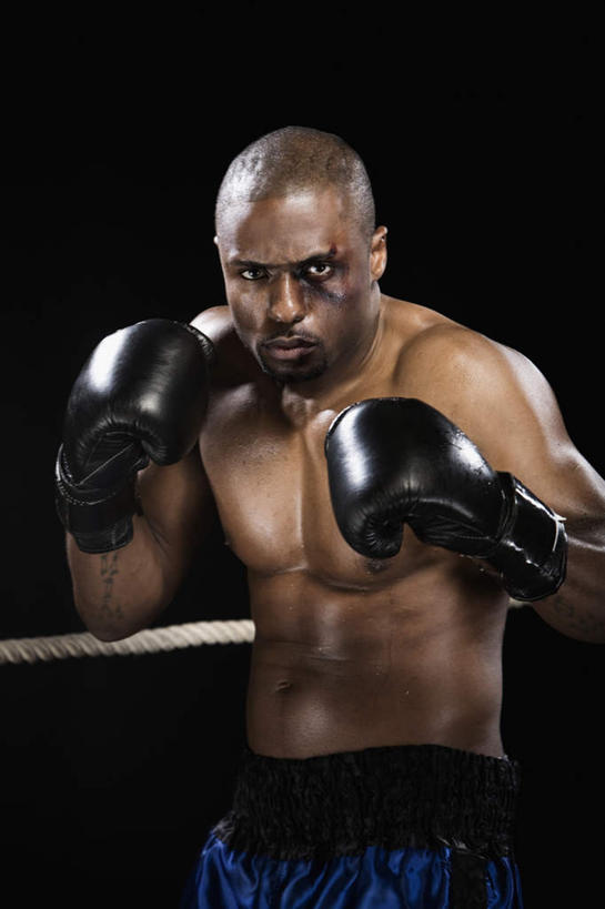 西方人,一个人,拳击手,体育馆,栏杆,运动场,站,竖图,室内,白天,正面,锻炼,安全,比赛,运动,拳击,欧洲,非洲,黑人,欧洲人,仅一个男性,仅一个人,仅一个中年男性,阴影,反射,影子,围栏,防护,拳击手套,注视,运动器械,体育场,护栏,黑色,手套,观察,看,站着,健身器械,击打,观看,保护,察看,关注,保险,健身器材,保全,周全,安稳,安定,运动馆,防护手套,平安,体育,男人,男性,中年男性,非洲人,拳击家,拳击运动员,站立,半身,彩图,健身,运动器材,淤青