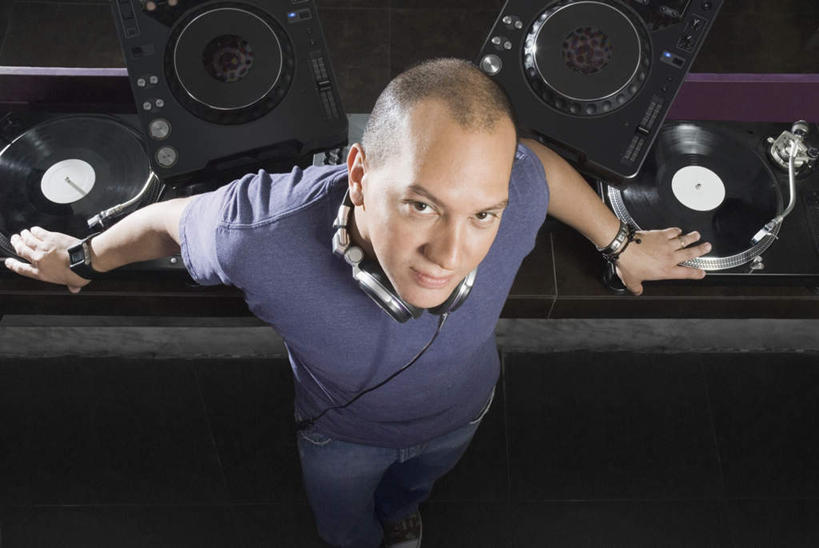 西方人,一个人,站,笑,微笑,横图,俯视,室内,夜晚,聚会,奢侈,陶醉,夜生活,快乐,满意,幸福,欧洲,欧洲人,仅一个男性,仅一个人,仅一个中年男性,服装,音响,音乐,音乐播放器,注视,休闲装,娱乐,衣服,耳机,观察,看,站着,享受,休闲,休闲服,放松,服饰,观看,夜店,察看,舒适,享乐,关注,打碟机,夜总会,dj师,唱片骑士,男人,男性,中年男性,白种人,抬头,仰头,站立,半身,彩图,高角度拍摄,DJ打碟机,播放器,沉醉