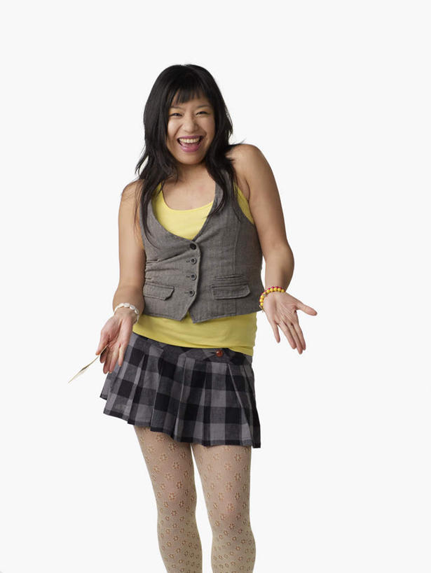 东方人,一个人,站,笑,微笑,露齿笑,竖图,室内,白天,白色背景,正面,裙子,亚洲,仅一个女性,仅一个人,阴影,服装,反射,影子,注视,休闲装,黄种人,衣服,观察,看,站着,仅一个中年女性,休闲,休闲服,短裙,摄影,服饰,影棚,观看,半身裙,百褶裙,察看,关注,女人,女性,中年女性,亚洲人,站立,半身,彩图,影棚拍摄,拍摄