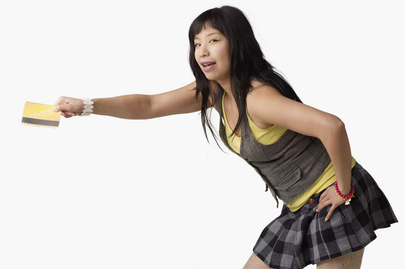 东方人,一个人,站,举,笑,微笑,横图,室内,白天,白色背景,侧面,裙子,信用卡,亚洲,仅一个女性,仅一个人,阴影,服装,反射,影子,注视,休闲装,黄种人,手叉腰,一个,衣服,叉腰,观察,看,托,站着,仅一个中年女性,休闲,休闲服,卡,储蓄卡,短裙,摄影,服饰,影棚,单个,观看,半身裙,百褶裙,察看,关注,银行卡,女人,女性,中年女性,亚洲人,举起,举手,举着,向上举,向上伸,向上托,站立,半身,彩图,影棚拍摄,拍摄