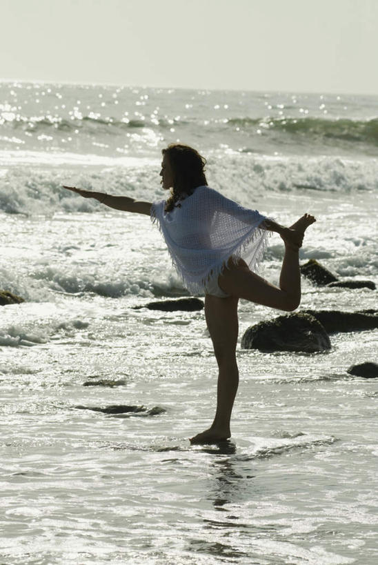 女,西方人,一个人,举,竖图,室外,白天,侧面,裙子,锻炼,旅游,度假,运动,海浪,海洋,美景,沙滩,欧洲,欧洲人,仅一个女性,仅一个人,伸展,阴影,连衣裙,朦胧,模糊,光线,沙子,影子,海岸,景观,浪花,沙地,注视,娱乐,白色,阳光,自然,海水,观察,看,托,仅一个中年女性,享受,休闲,景色,放松,舒展,观看,察看,关注,自然风光,室外运动,户外运动,海景,女人,中年女性,白种人,大海,风浪,海,海水的波动,海滩,近岸浪,涌浪,举起,举手,举着,抬头,向上举,向上伸,向上托,彩图,全身,健身