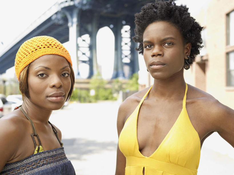 西方人,两个人,伙伴,朋友,站,横图,室外,白天,正面,裙子,友谊,城市,大桥,桥梁,帽子,欧洲,纽约,非洲,美国,黑人,欧洲人,阴影,连衣裙,朦胧,模糊,光线,影子,布鲁克林大桥,桥,曼哈顿,注视,黄色,阳光,观察,看,站着,钢索,吊桥,观看,吊带裙,察看,北美,北美洲,关注,美洲,纽约州,布鲁克林桥,帝国之州,帝国州,北亚美利加洲,亚美利加洲,一顶,棉帽,石桥墩,友情,年轻女性,女人,女性,中年女性,非洲人,站立,半身,彩图,曼哈顿岛