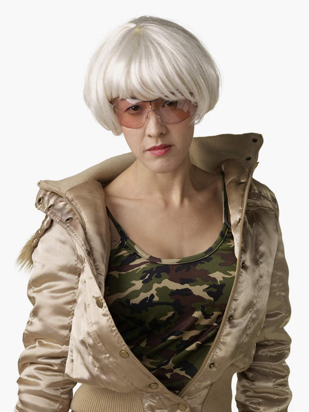 东方人,一个人,站,竖图,室内,白天,白色背景,正面,亚洲,仅一个女性,仅一个人,假发,墨镜,眼镜,注视,黄种人,白色,太阳镜,太阳眼镜,观察,看,站着,仅一个中年女性,遮阳镜,摄影,影棚,观看,察看,关注,迷彩服,军服,伪装服,野战服,作战服,女人,女性,中年女性,亚洲人,站立,半身,彩图,影棚拍摄,拍摄,短发