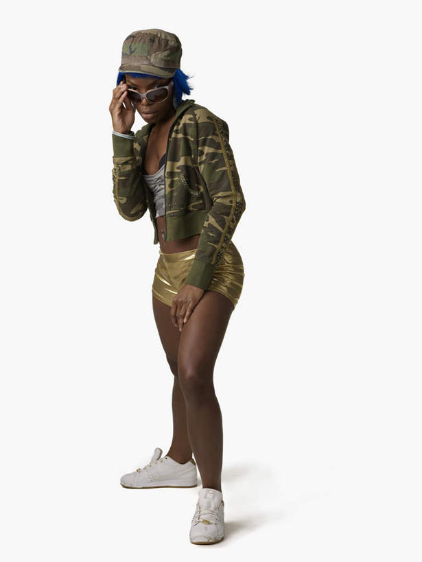 西方人,一个人,站,竖图,室内,白天,白色背景,正面,帽子,欧洲,非洲,黑人,欧洲人,仅一个女性,仅一个人,握,墨镜,眼镜,注视,太阳镜,太阳眼镜,遮阳帽,观察,看,站着,仅一个中年女性,遮阳镜,握着,摄影,影棚,观看,察看,关注,迷彩服,军服,伪装服,野战服,作战服,女人,女性,中年女性,非洲人,站立,彩图,全身,影棚拍摄,拍摄