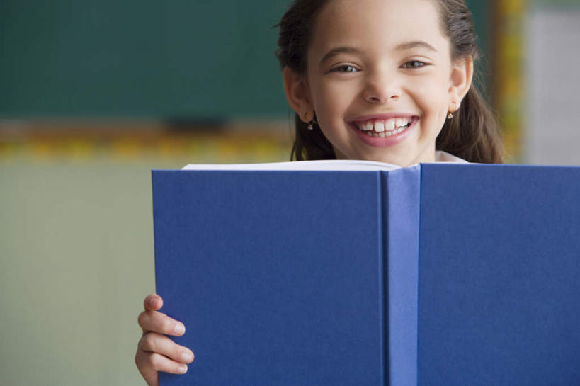 西方人,儿童,一个人,学校,坐,笑,微笑,露齿笑,横图,室内,白天,正面,纯洁,书籍,欧洲,欧洲人,仅一个女性,仅一个人,一本,握,朦胧,模糊,拿,拿着,注视,校园,小孩,黑板擦,黑板,观察,看,仅一个小孩,教室,可爱,童年,童趣,教学,握着,观看,察看,关注,童真,烂漫,无邪,耐磨,教学黑板,粉笔擦,天真,女孩,女人,女性,白种人,孩子,书,图书,坐着,半身,彩图,女生